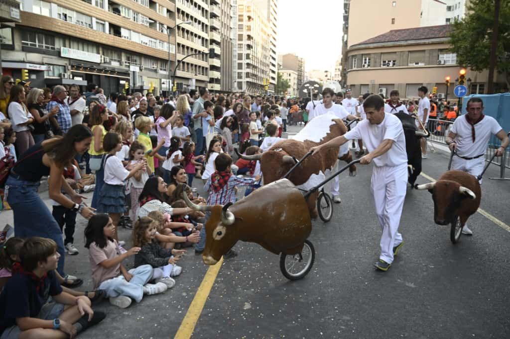 En imágenes | Primer día de las Fiestas del Pilar con las peñas y el pregón