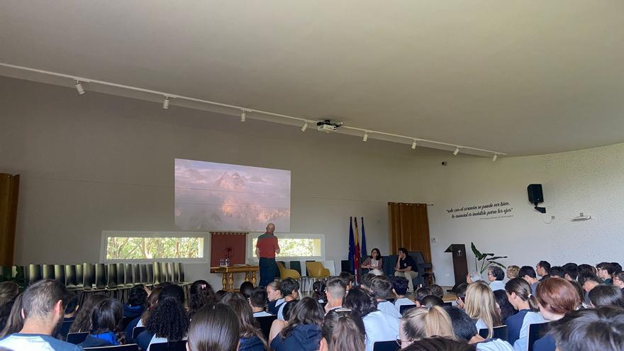 Sebastián Álvaro, en el colegio École de Llanera: &quot;&quot;Las ocasiones difíciles son las que te permiten conocer a las personas&quot;