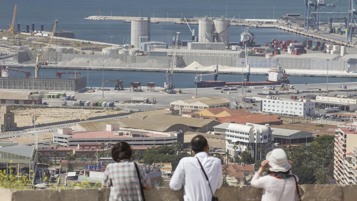 Turistas observan la zona industrial del puerto de Alicante en una imagen de archivo