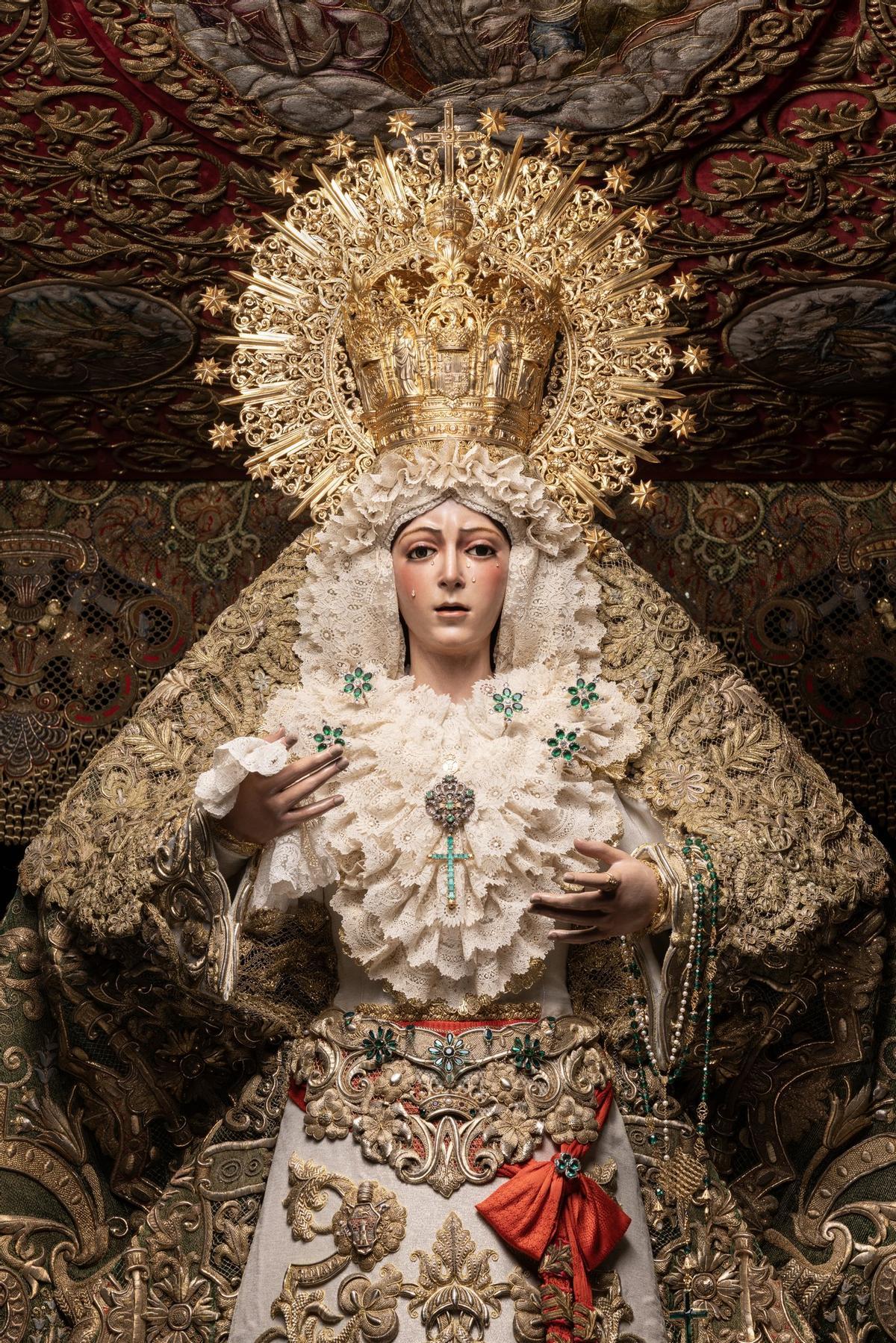 Las imágenes de la Santísima Virgen de la Esperanza Macarena y Nuestro Padre Jesús de la Sentencia, de la hermandad de La Macarena, ya en sus pasos