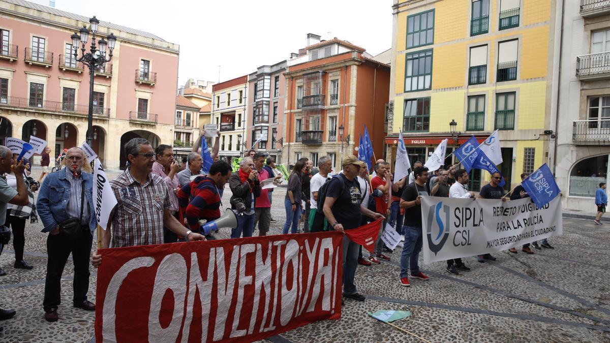 Protesta de la Policía Local de Gijón en el Ayuntamiento