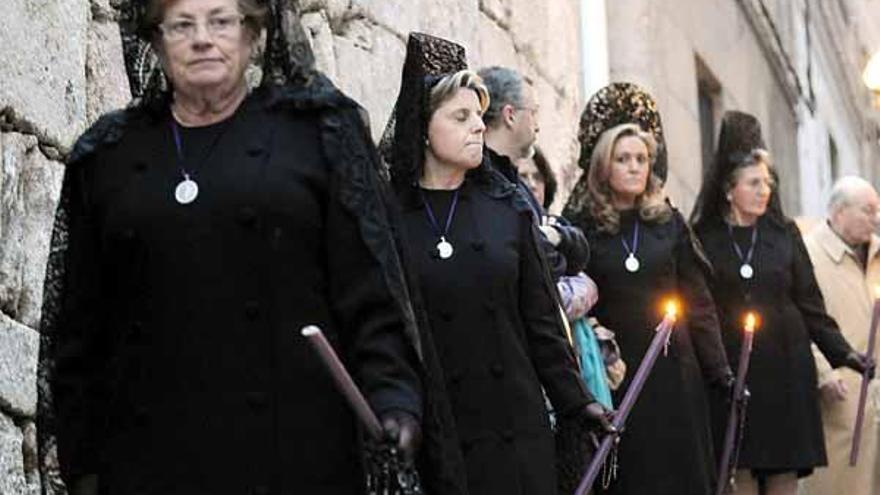 Cofrades de todas las edades acompañaron ayer a la Soledad y al Nazareno en su desfile