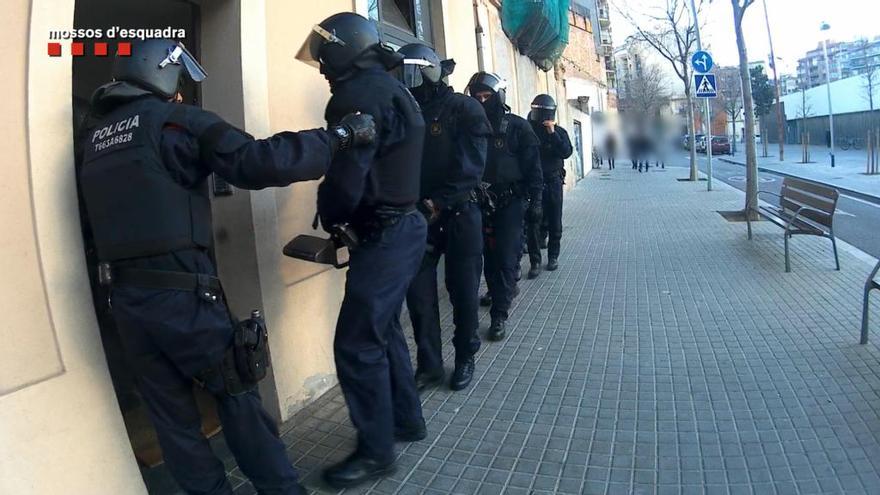 Els Mossos d&#039;Esquadra al carrer abans d&#039;entrar en un dels registres domiciliaris