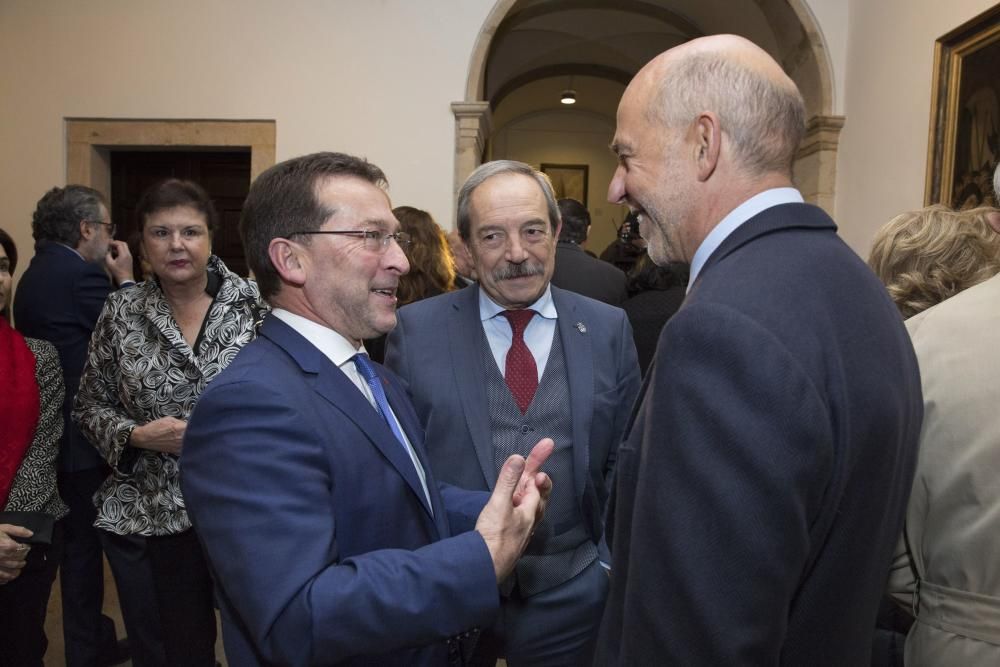 Plácido Arango acude junto a Javier Fernández a la inauguración de su exposición en el Bellas Artes