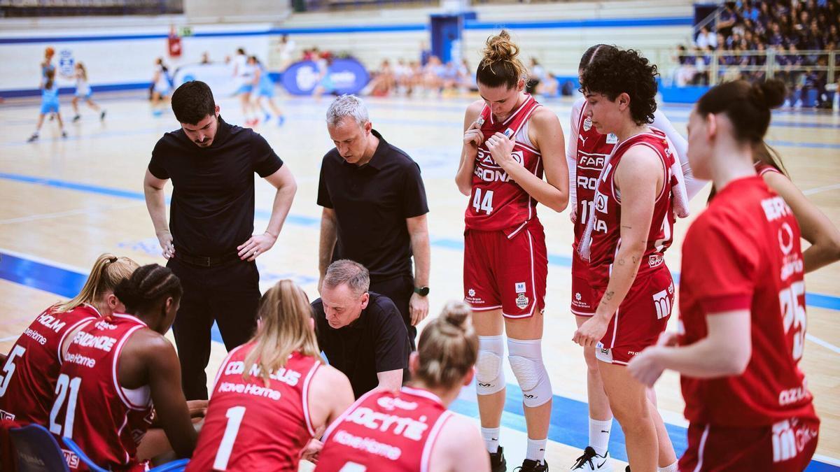 La banqueta de l'Spar Girona, en el duel de play-off contra Leganés