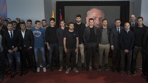 La plantilla del Barça al complet rendeix homenatge a Johan Cruyff.