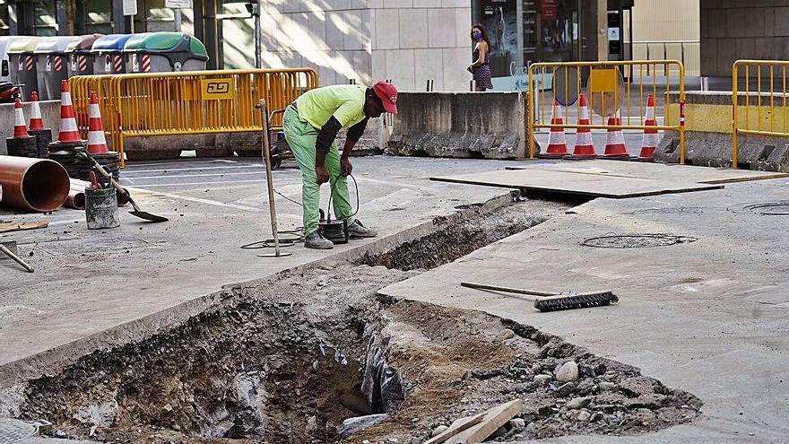 Obres de sanejament al carrer del Migdia.