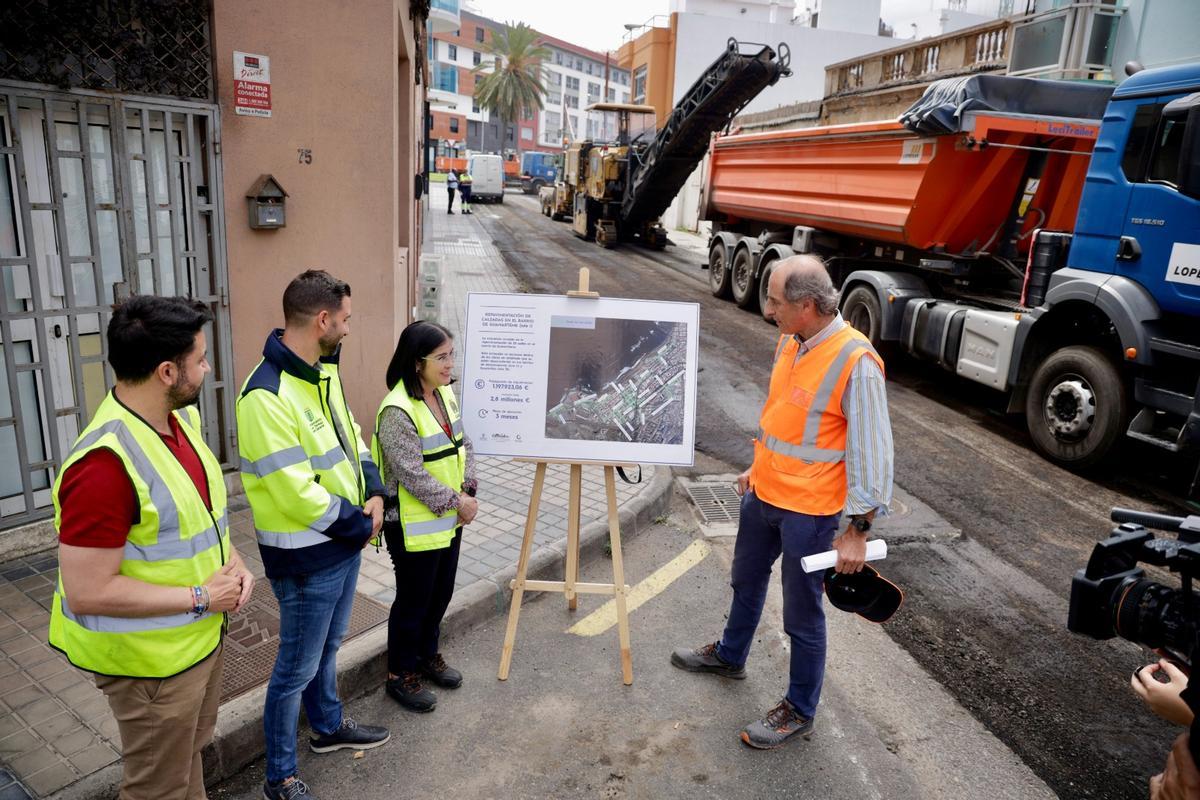 Héctor Alemán, Carlos Díaz y Carolina Darias visitan las obras de asfaltado de Guanarteme