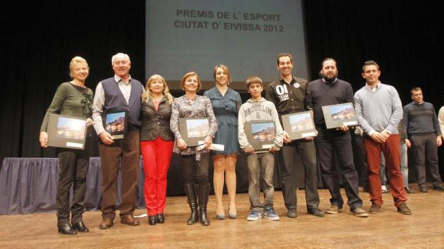 Los ganadores de los Premis de l´Esport Ciutat d´Eivissa posan a la finalización de la gala.