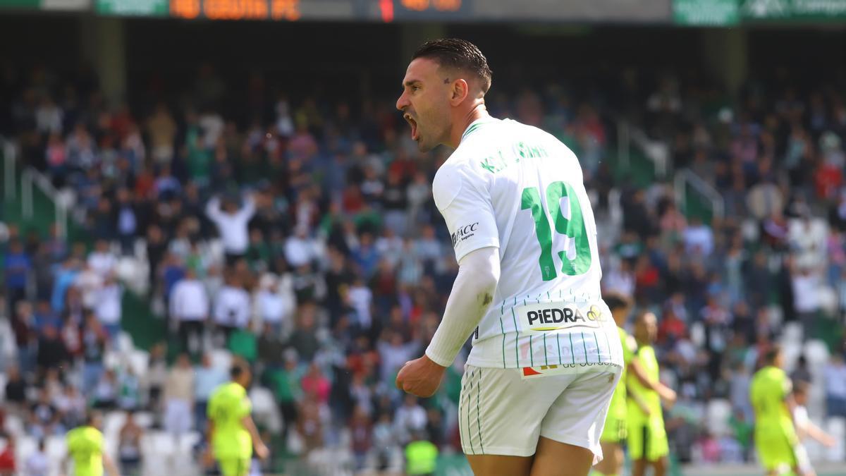 Kike Márquez celebra, ante el Ceuta, el último gol marcado por el Córdoba CF en El Arcángel.