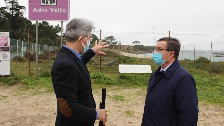Carlos Font con José Antonio Cacabelos en las inmediaciones del yacimiento de Adro Vello.