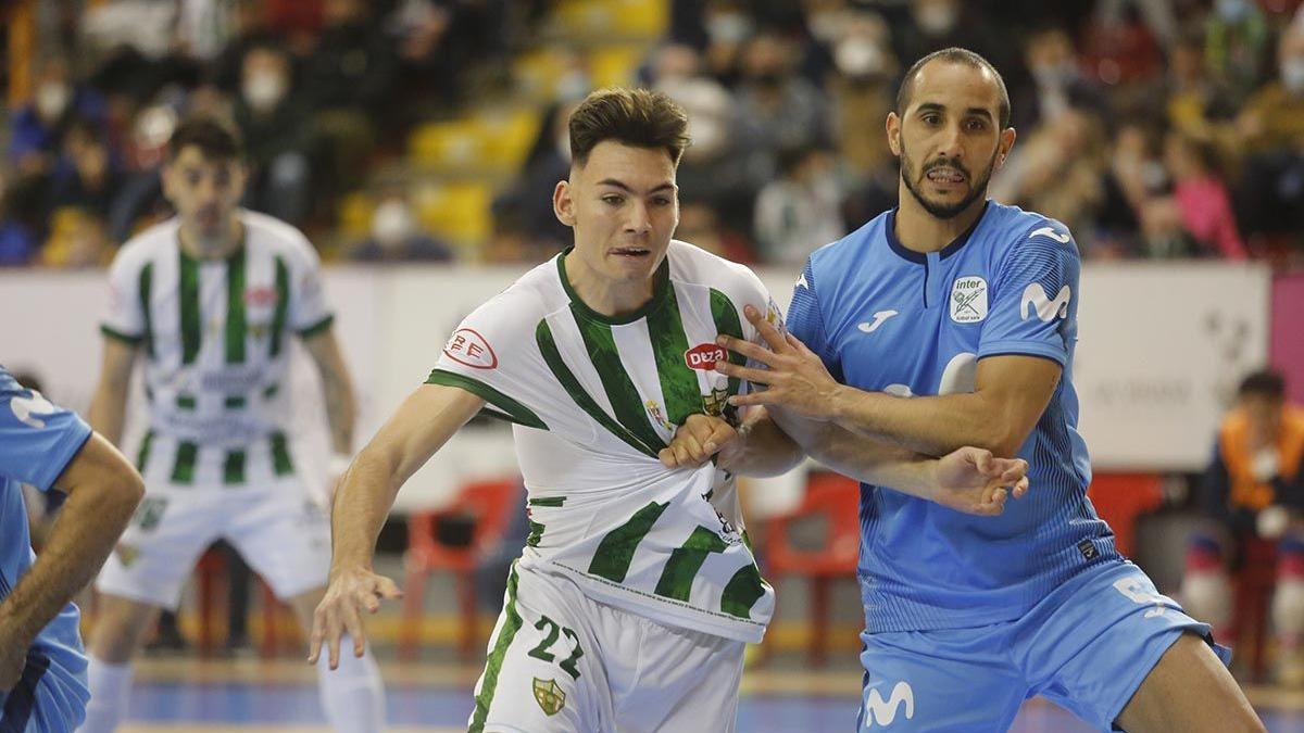 Boyis pugna con Ricardo en el Córdoba Futsal-Inter Movistar en Vista Alegre.