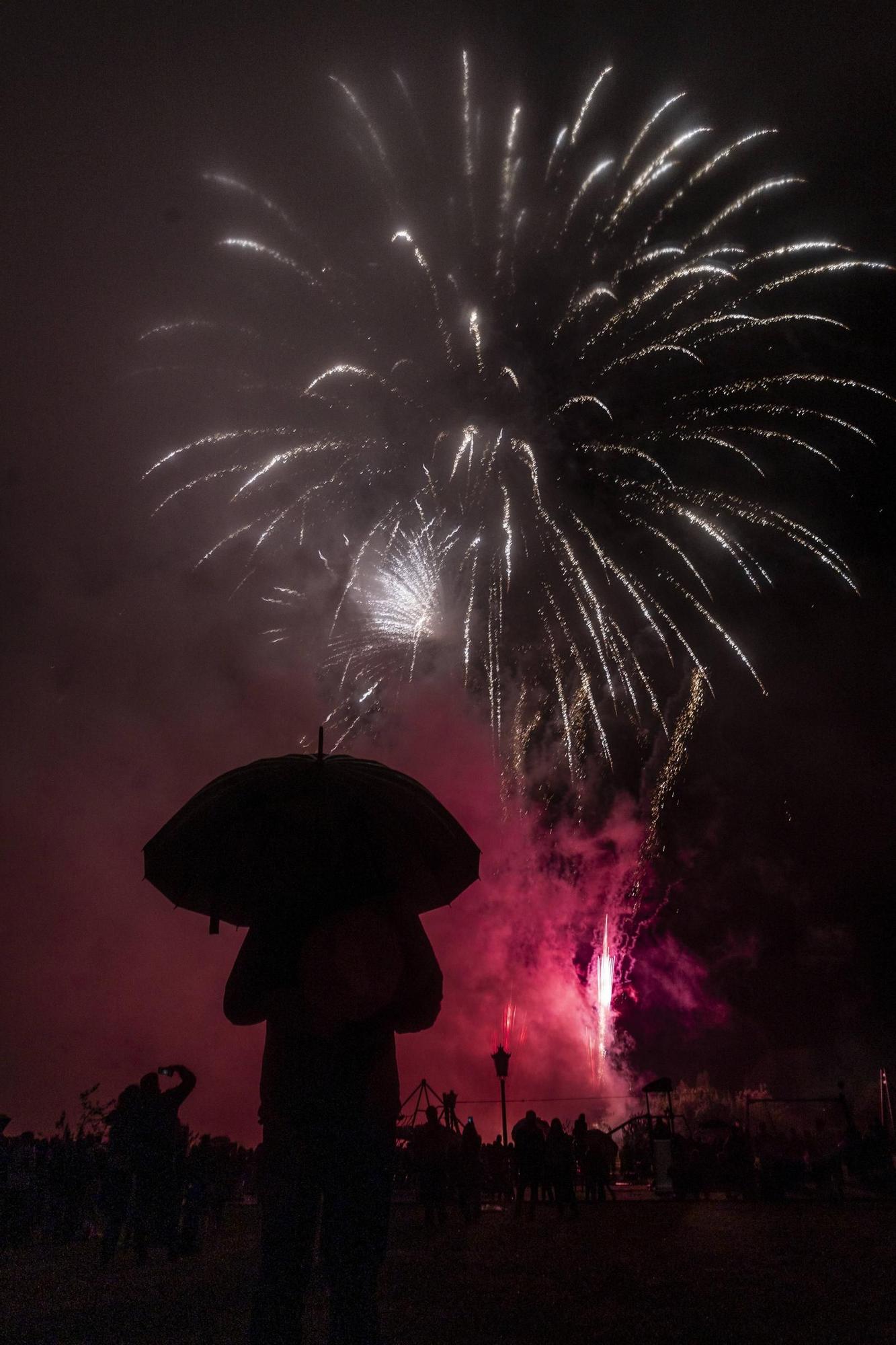 EN IMÁGENES: Así se vivieron unos fuegos de San Mateo bajo la lluvia en Oviedo