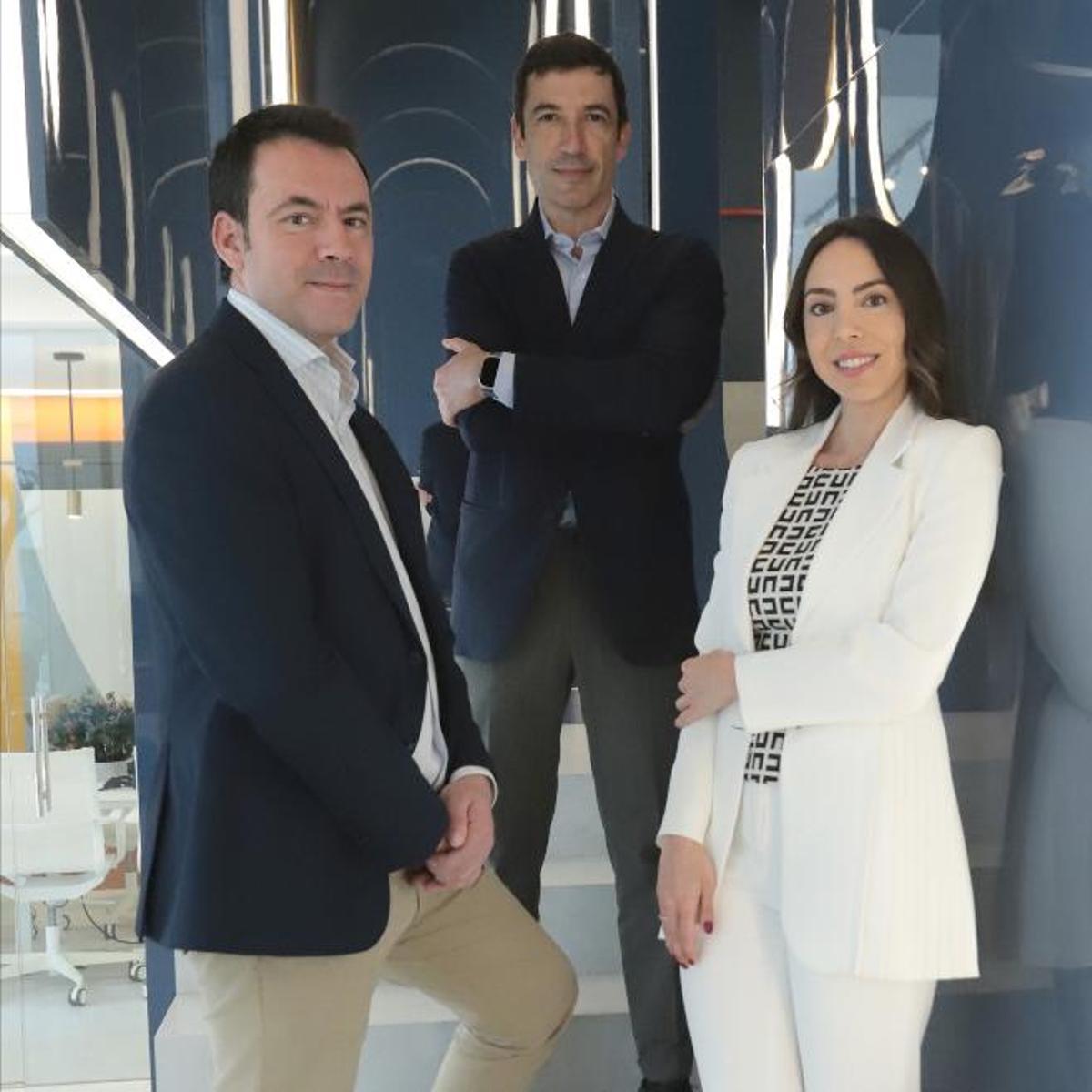 Javier Ortiz de Zárate (en el centro de la imagen) ha sido elegido para liderar la gestión de Alvic y potenciar su desarrollo global. A su izquierda, Alberto Roldán, director de operaciones, y Olga Trapero, directora de marketing.
