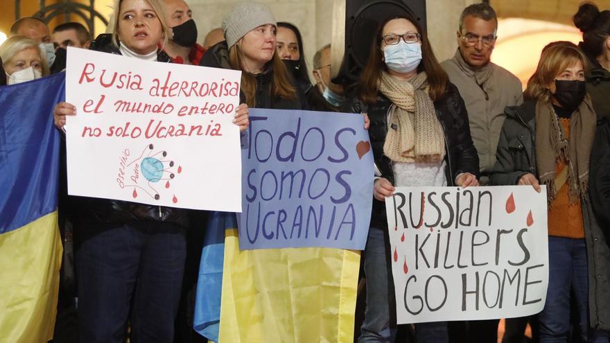 Girona diu «no» a la guerra en una manifestació a la plaça del Vi