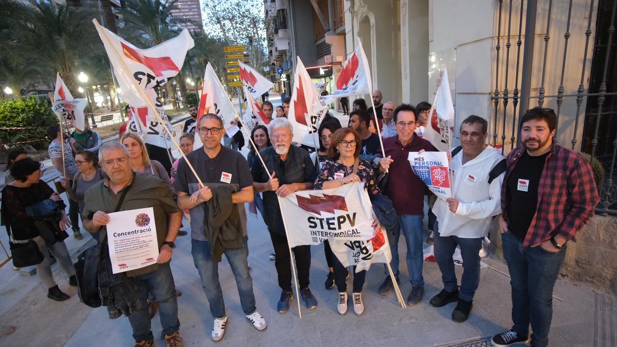 Protesta de sindicatos y trabajadores en Alicante por la falta  de cobertura de maestros