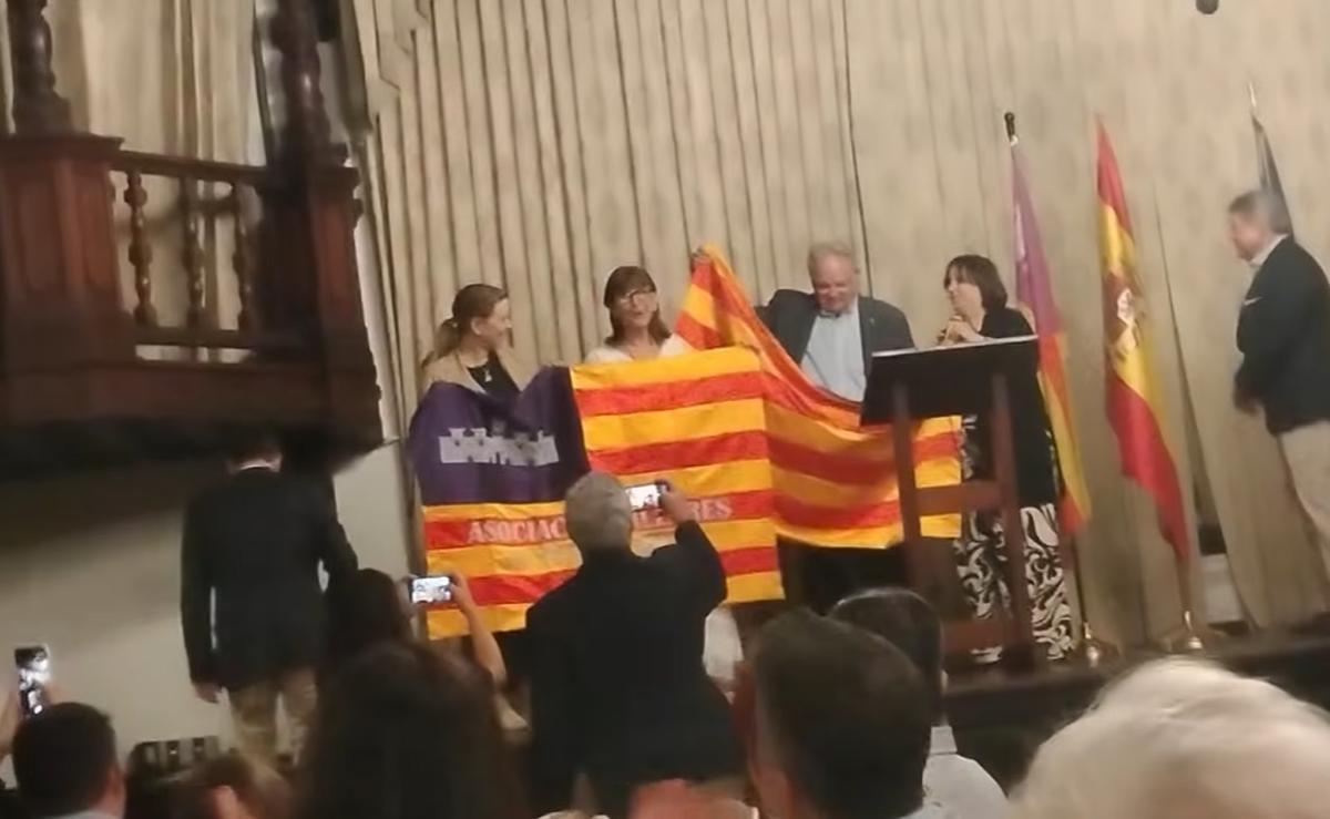 Marga Prohens regala dues banderes a la Casa Balear de Puerto Rico.