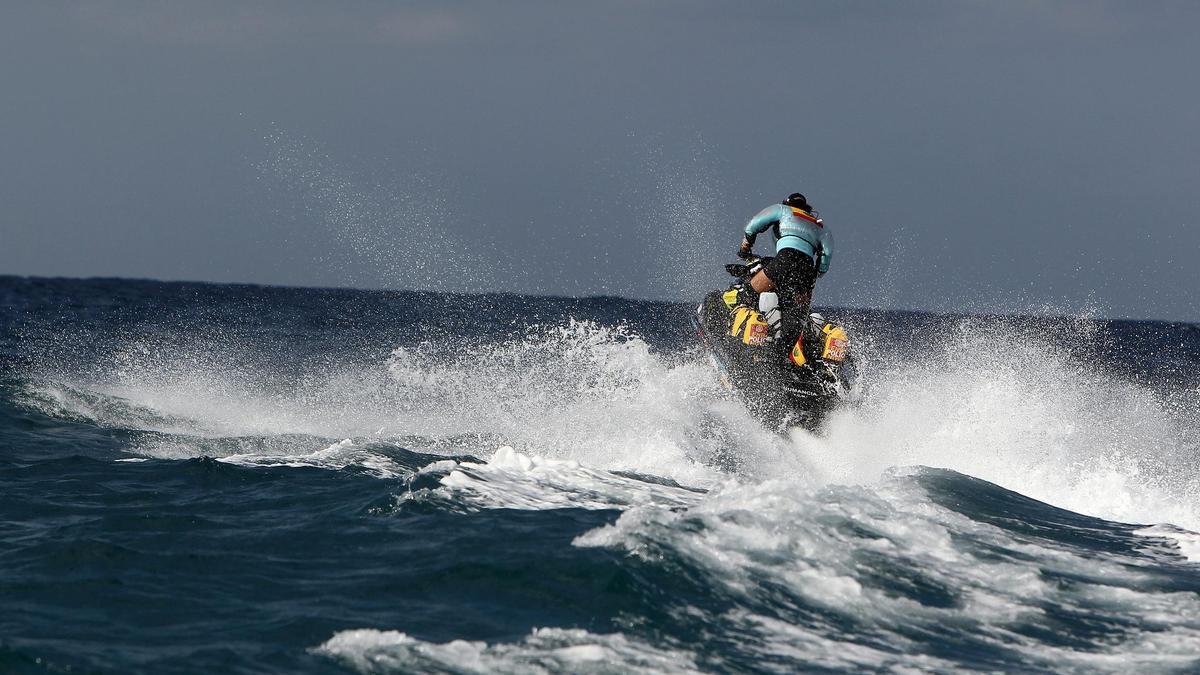 Ein Jetski-Fahrer auf dem Meer