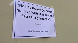 Els voltants de la Universitat de Barcelona han aparegut il·luminats amb cites filosòfiques aquest dijous, dia mundial de la Filosofia.