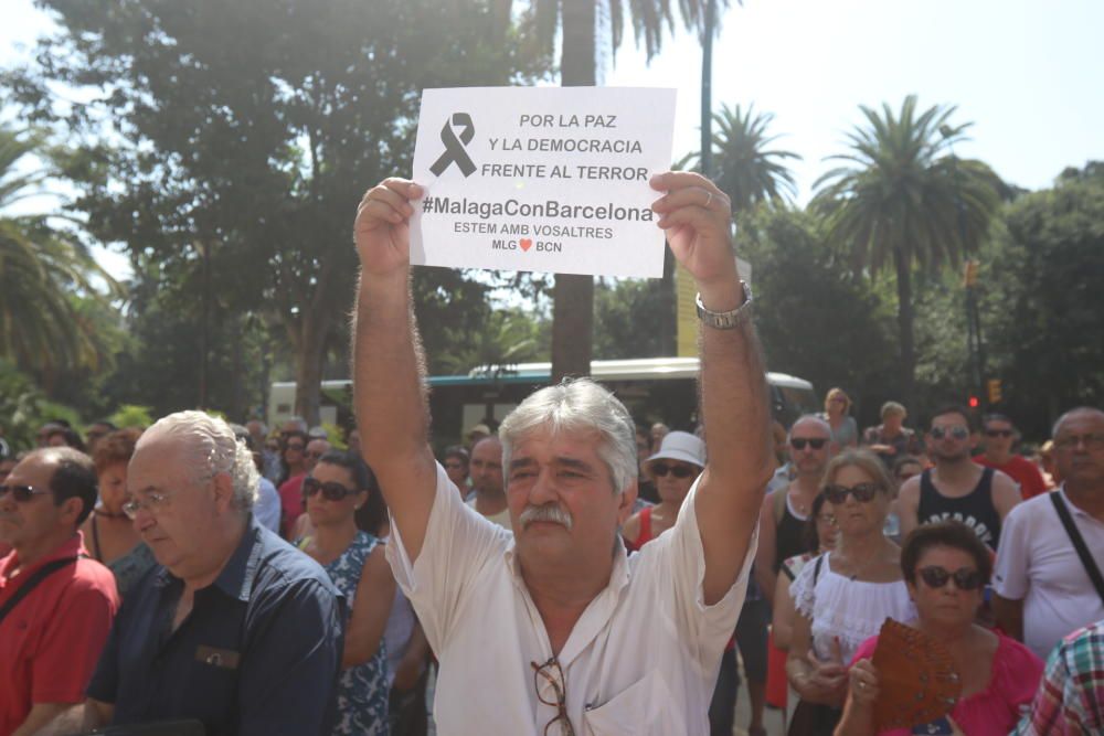 Los representantes políticos han guardado tres minutos de silencio en homenaje a las víctimas del atentado de Barcelona