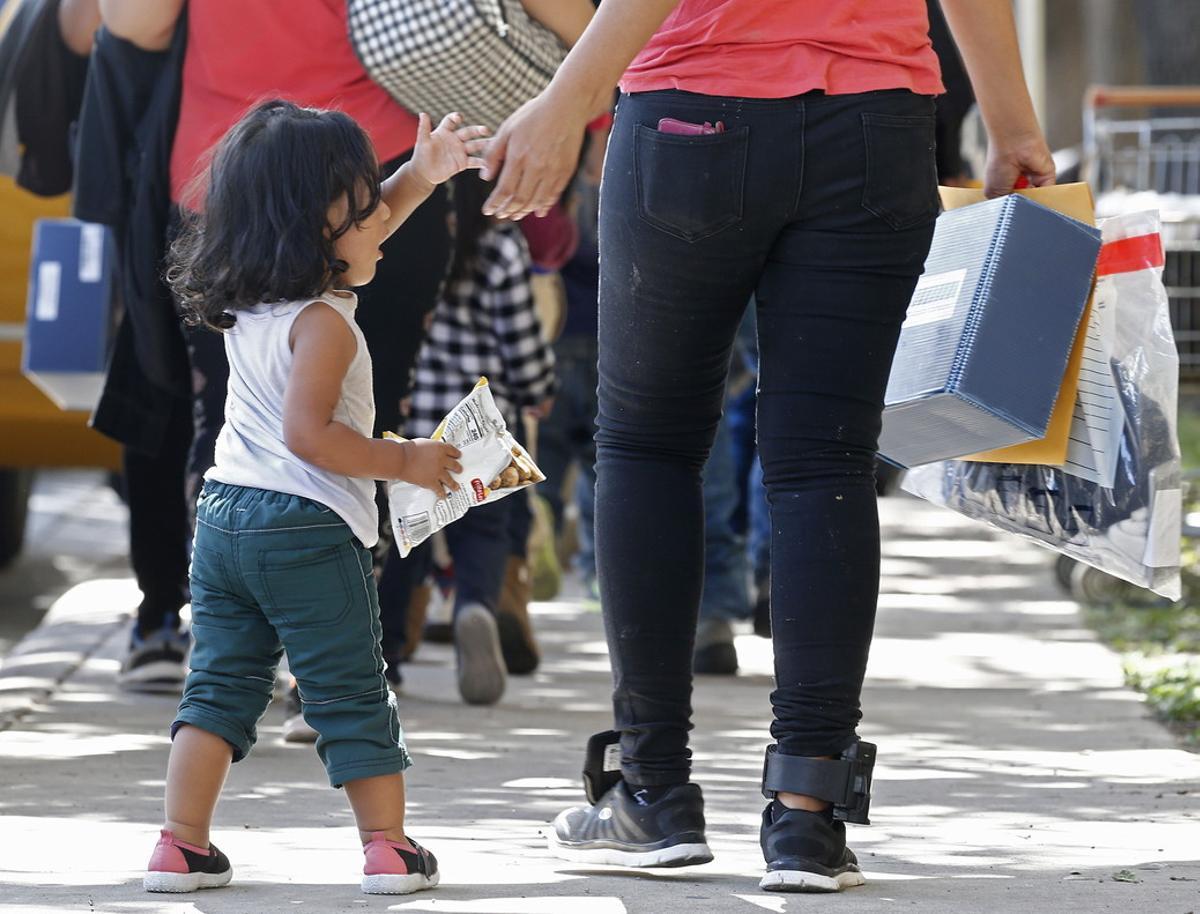 LWS119. MCALLEN (EE.UU.), 26/06/2018.- Familias migrantes son procesadas en la Estación Central de Autobuses antes de ser trasladadas a Caridades Católicas hoy, martes 26 de junio de 2018, McAllen, Texas (EE.UU.). El presidente Trump ordenó la semana pasada que su Gobierno frenara la separación de las familias en la frontera y que en cambio mantuviera juntos a los niños con sus padres o familiares en centros de detención. Esa división de las familias era una consecuencia de su política de tolerancia cero hacia la inmigración ilegal, que lleva a su Ejecutivo a procesar criminalmente a los indocumentados. Hasta ahora, las autoridades han reunido con sus familiares a 522 niños inmigrantes, aunque 2.053 menores siguen recluidos, según datos publicados el sábado por el Departamento de Seguridad Nacional. EFE/LARRY W. SMITH