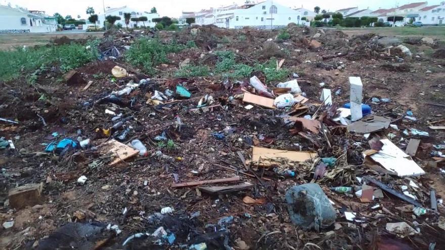 Torrevieja usa una parcela destinada a parque como zona de acopio de toneladas de residuos