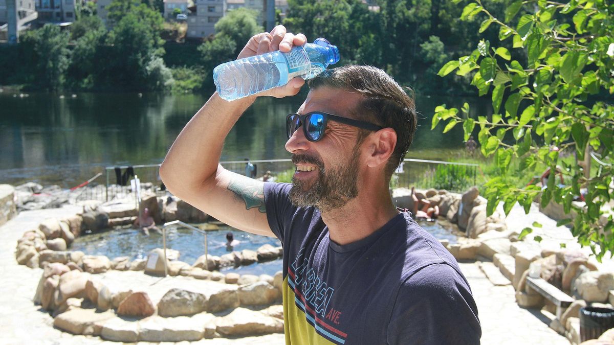 Refrescarse con agua fría, el gran alivio en los días de calor.
