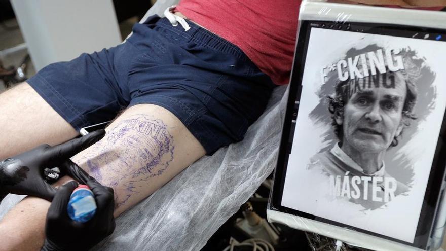 Un hombre se tatúa la cara de Fernando Simón junto al lema &quot;puto amo&quot;