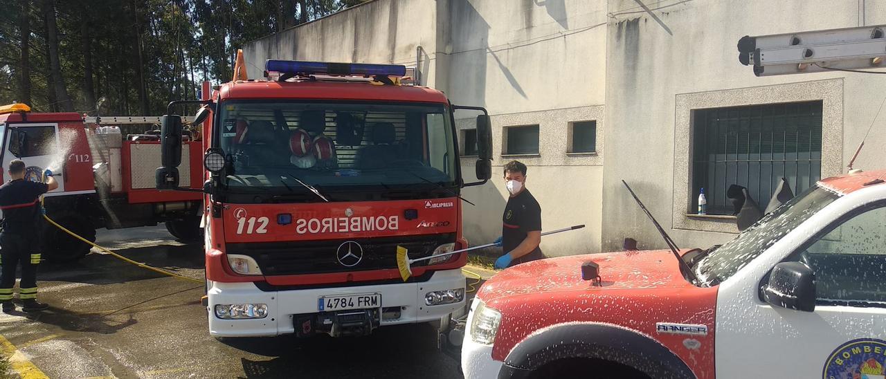 Bomberos del GES Val Miñor acondicionan los vehículos.