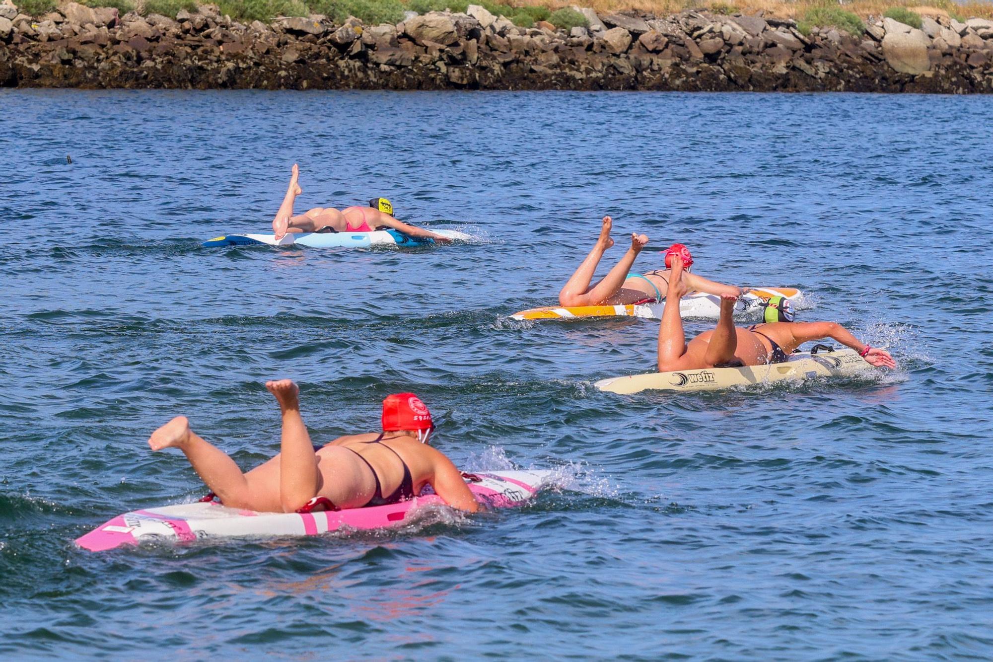 El salvamento llena de espectáculo deportivo la playa de A Concha