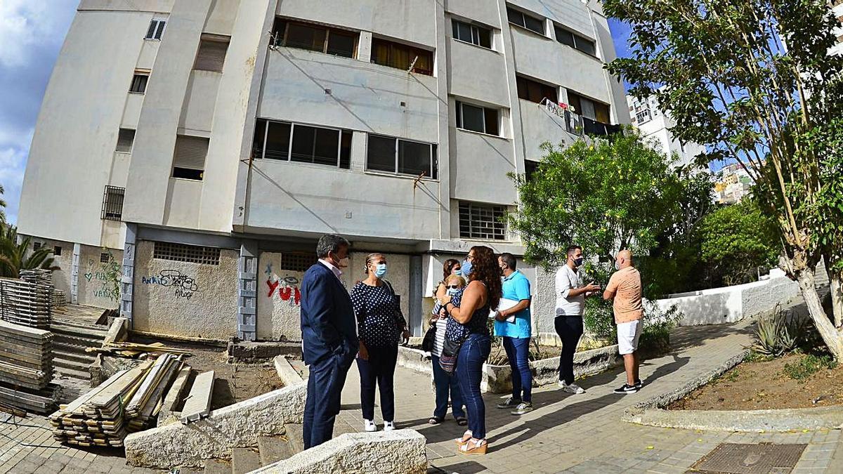 Javier Doreste, a la izquierda, junto a uno de los edificios de la Vega de San José que serán rehabilitados  | | LP/DLP