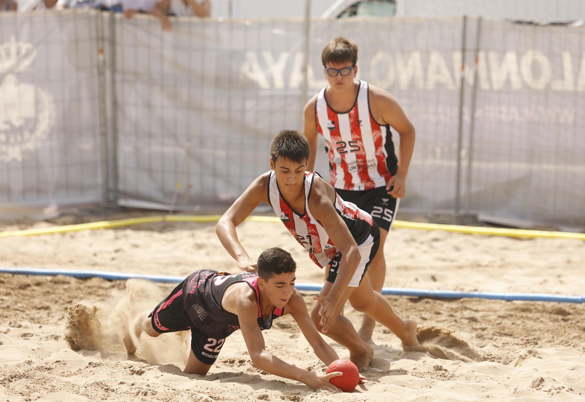 La Malva-rosa acoge la espectaculariad del balonmano playa