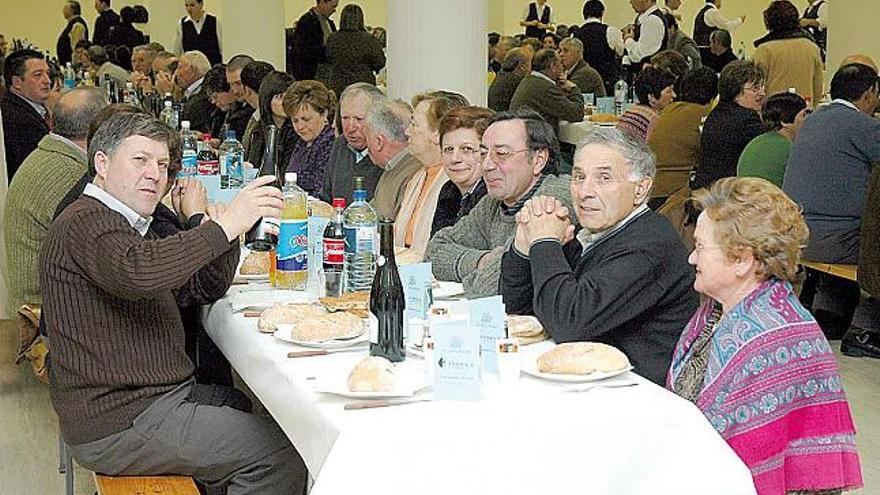 Las cenas entre familiares y compañeros de trabajo son típicas en las presentes fechas.