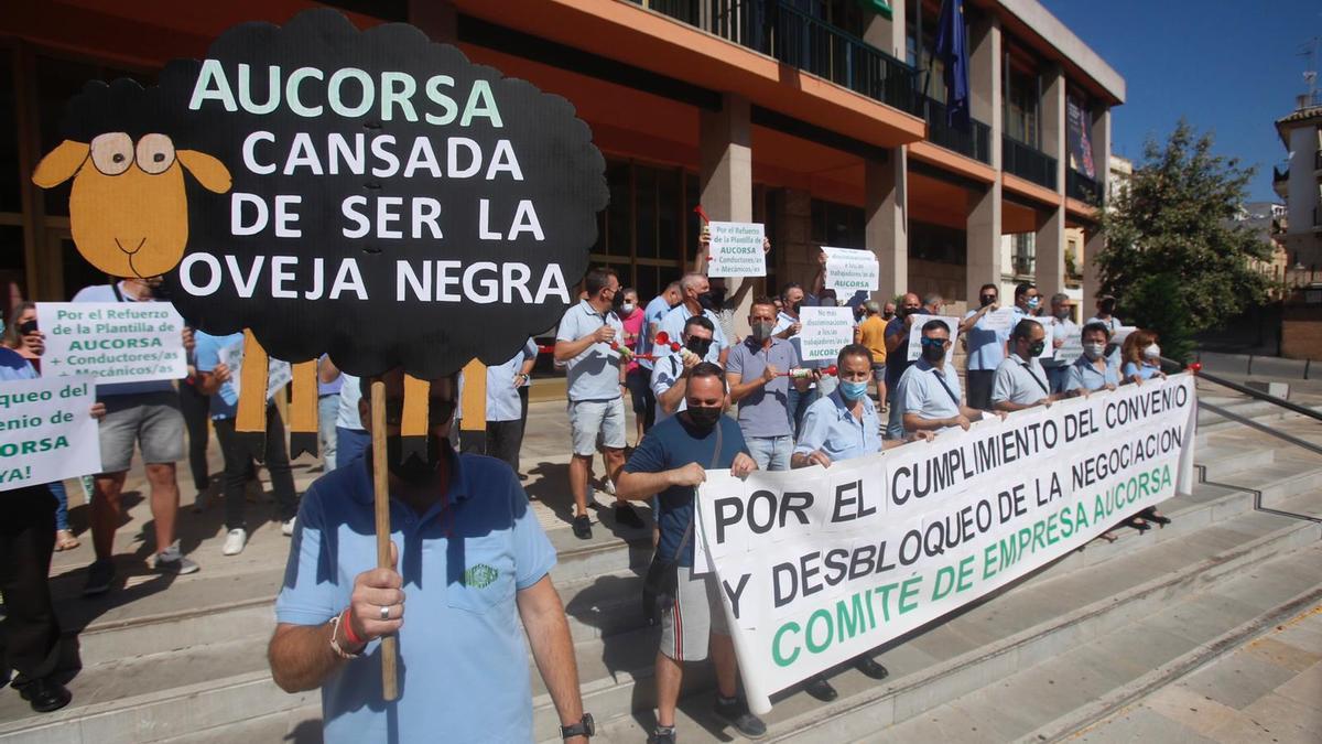 Trabajadores de Aucorsa se manifiestan a las puertas del Ayuntamiento.