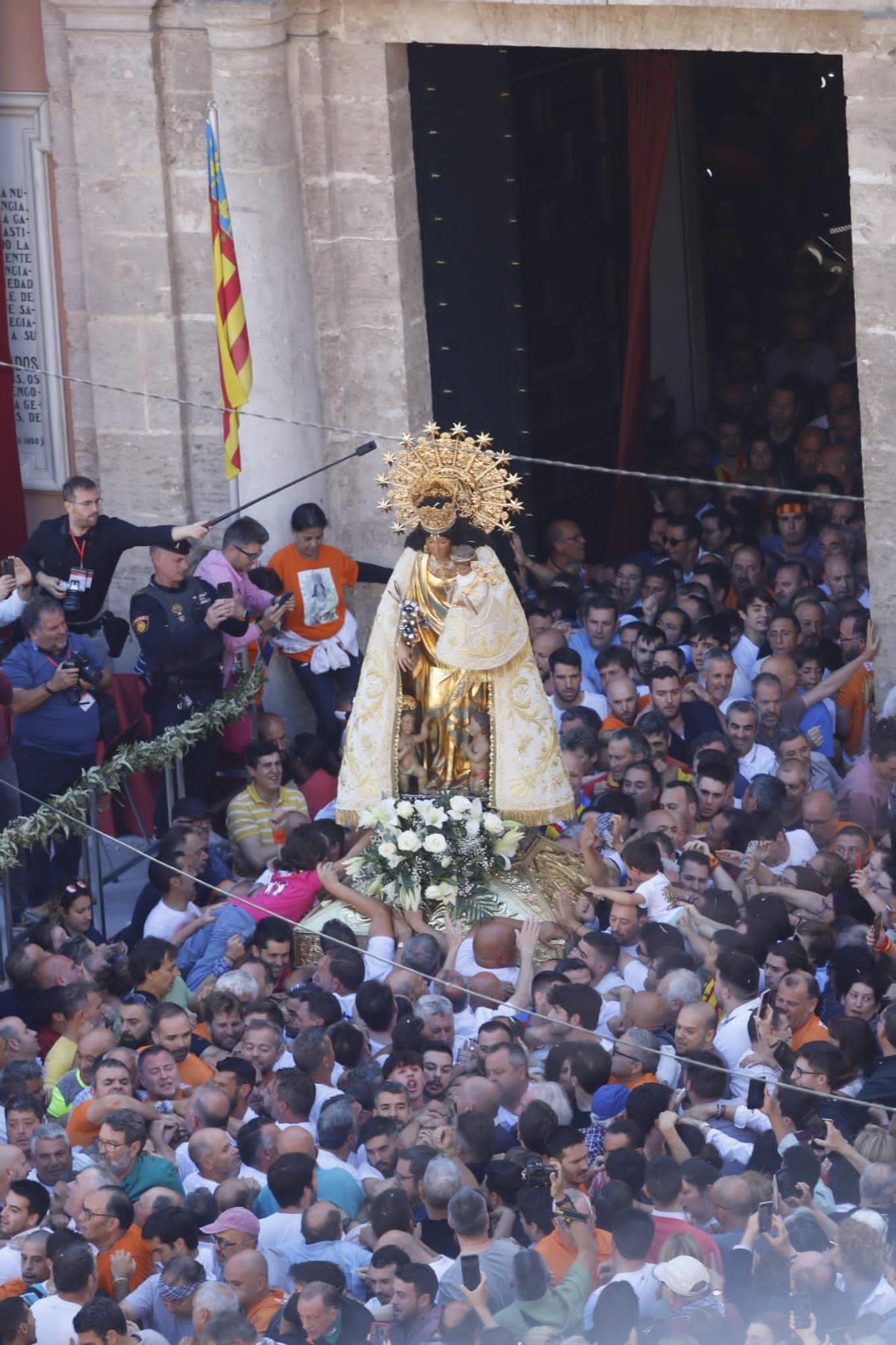 Muchos valencianistas acompañan a la Virgen de los Desamparados en su Traslado