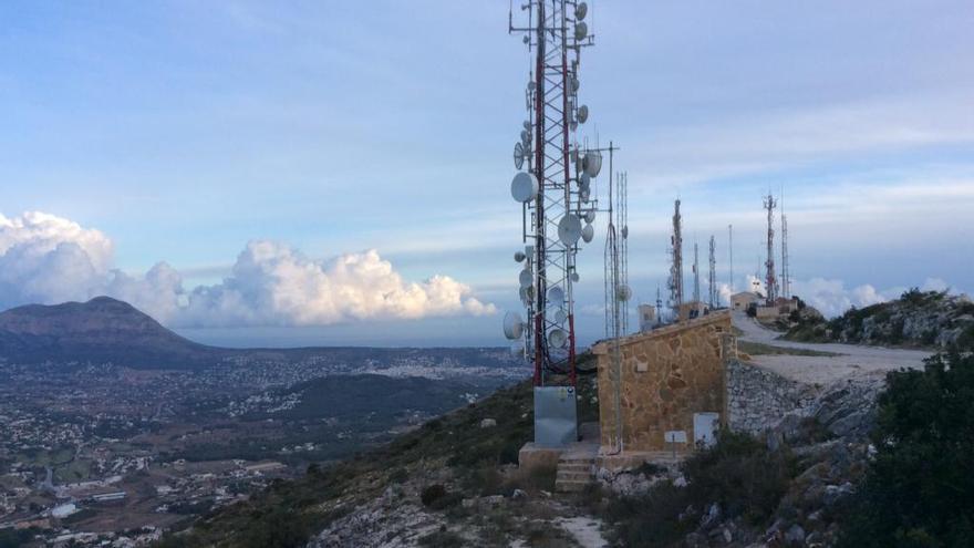 Denuncian el «caos» de antenas en el Puig Llorença de Benitatxell