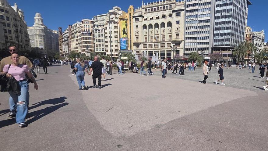 vimento de la plaza del Ayuntamiento tras la "cremà" de la falla municipal