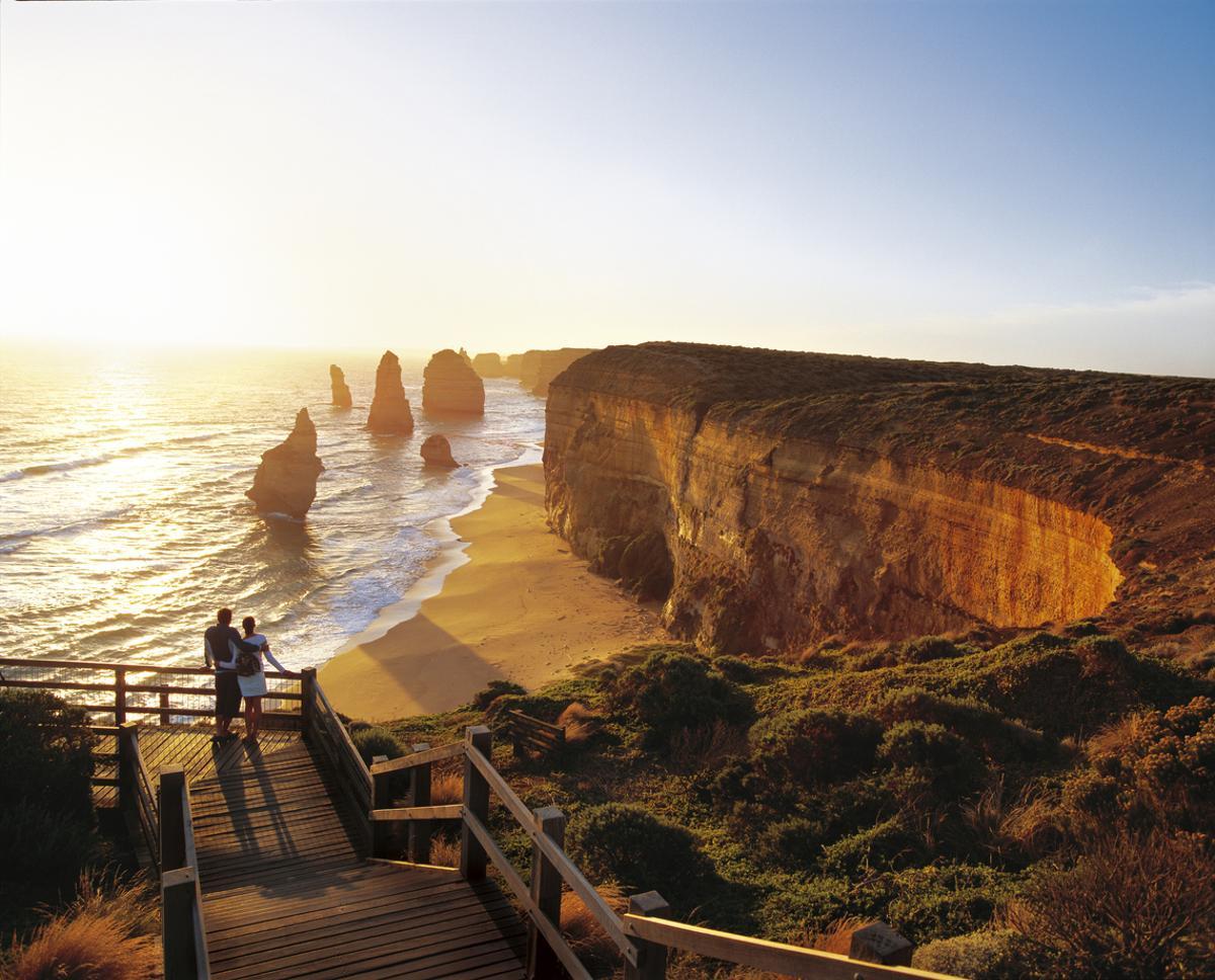Los acantilados de la Great Ocean Road Great Ocean Road en Australia son imponentes formaciones de piedra caliza esculpidas por el océano y el viento caracterizados por paredes verticales de hasta 70 metros de altura