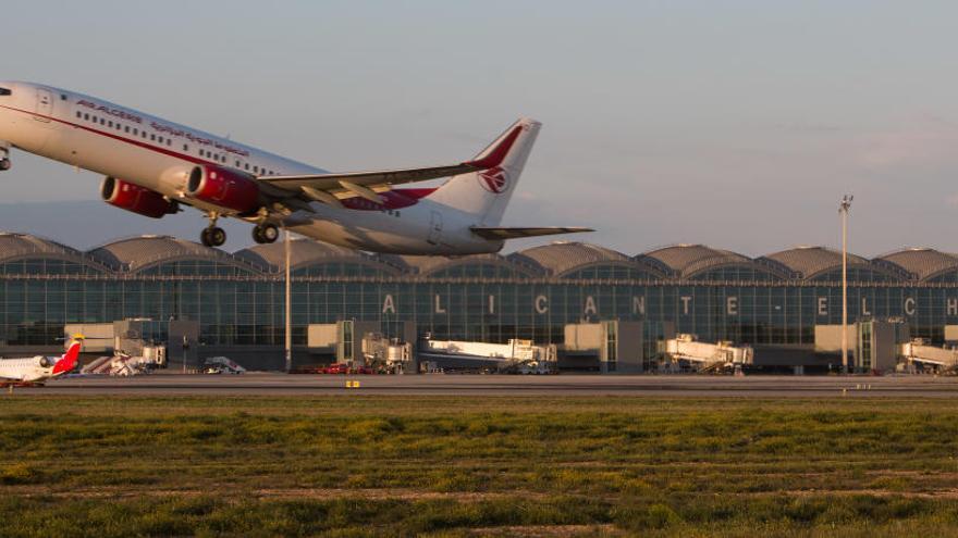 La primera terraza &quot;con vistas&quot; a los aviones en el aeropuerto de Alicante