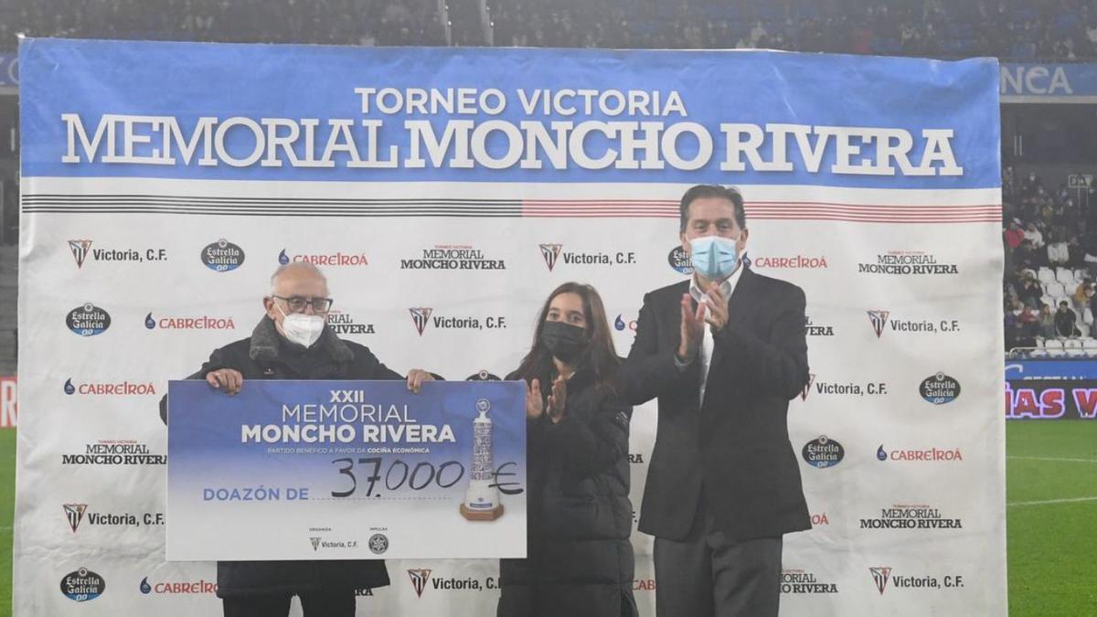 37.000 euros para la Cocina Económica de A Coruña |  El Victoria-Villarreal de Copa tuvo un carácter benéfico gracias al respaldo de la Corporación Hijos de Rivera, ya que sirvió para la celebración de la vigésimo segunda edición del Memorial Moncho Rivera. La organización donó a la Cocina Económica de A Coruña una cantidad igual a la recaudación del encuentro: 37.000 euros.