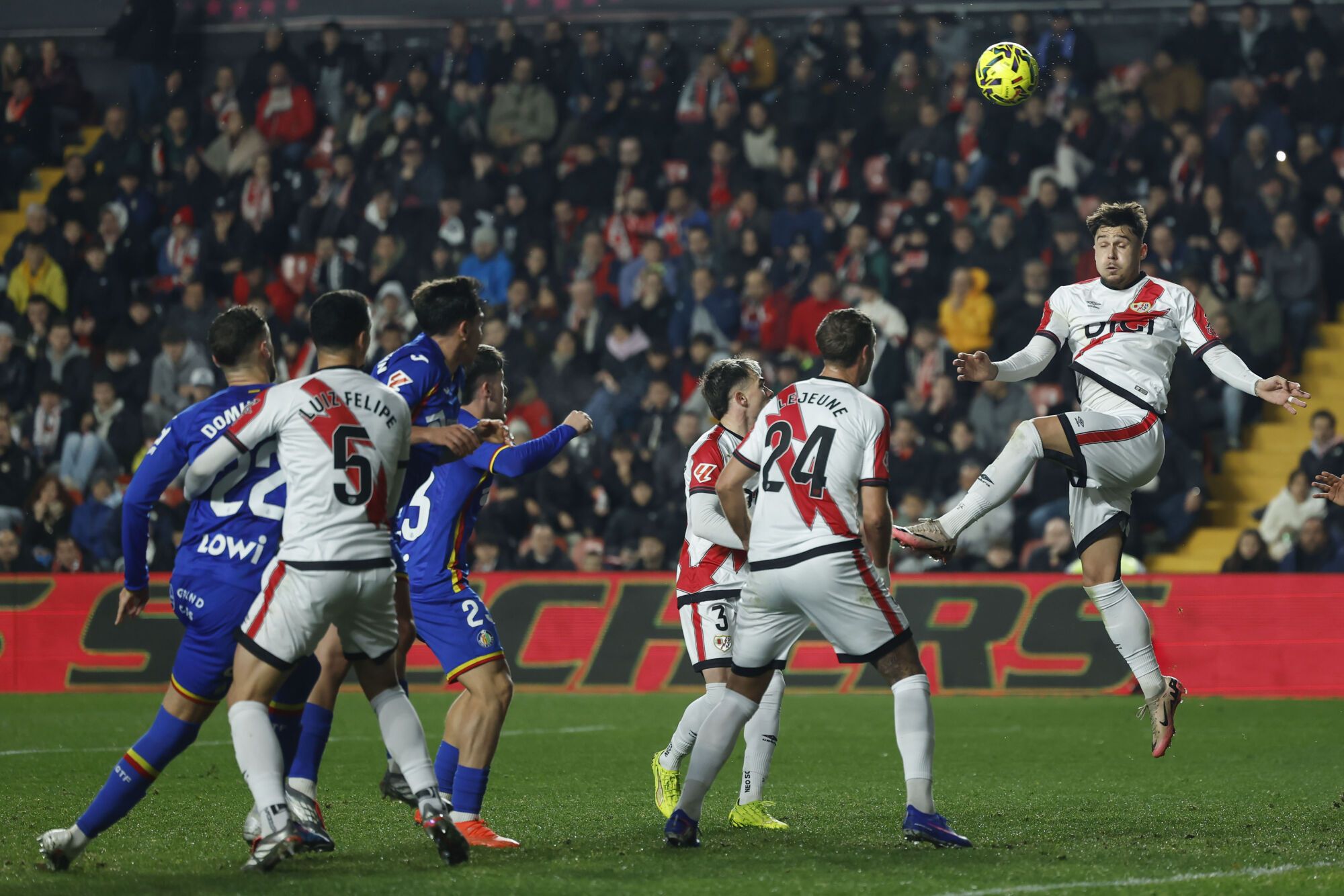 El defensa rumano del Rayo Vallecano Andrei Ratiu (d) despeja el balón de cabeza durante el encuentro de la jornada 18 de LaLiga que Rayo Vallecano y Getafe CF disputan este viernes en el estadio de Vallecas. EFE/Kiko Huesca. (Rayo) (Getafe)