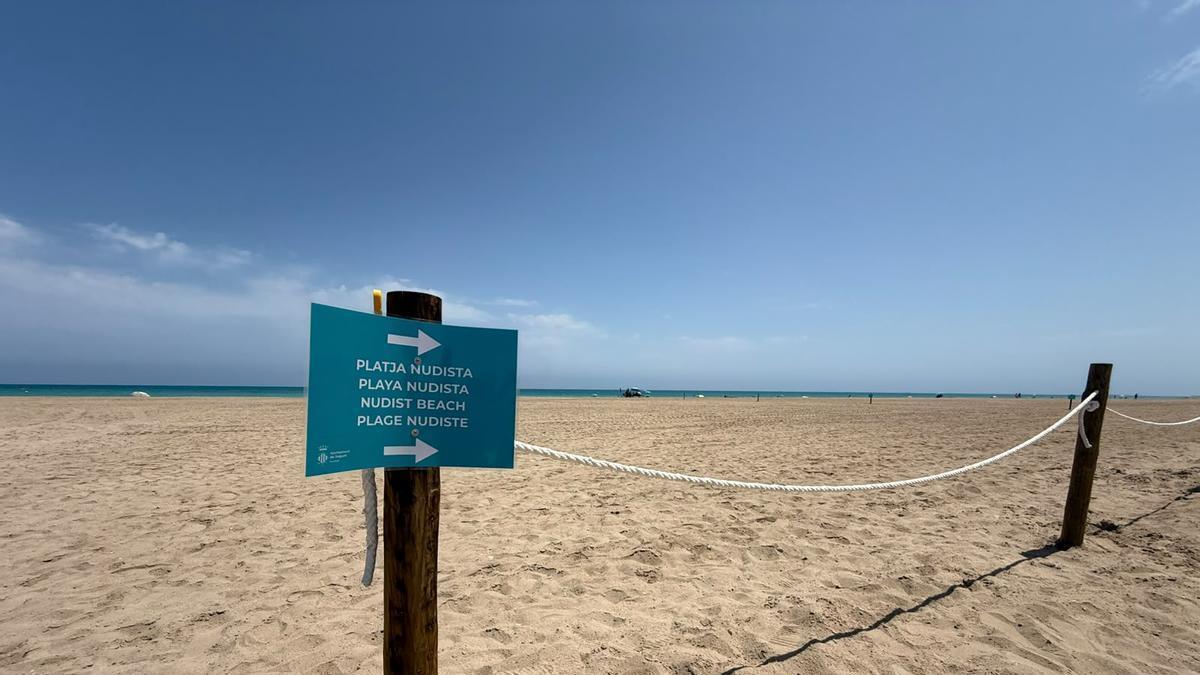 Nueva señalización de la playa nudista en Sagunt.