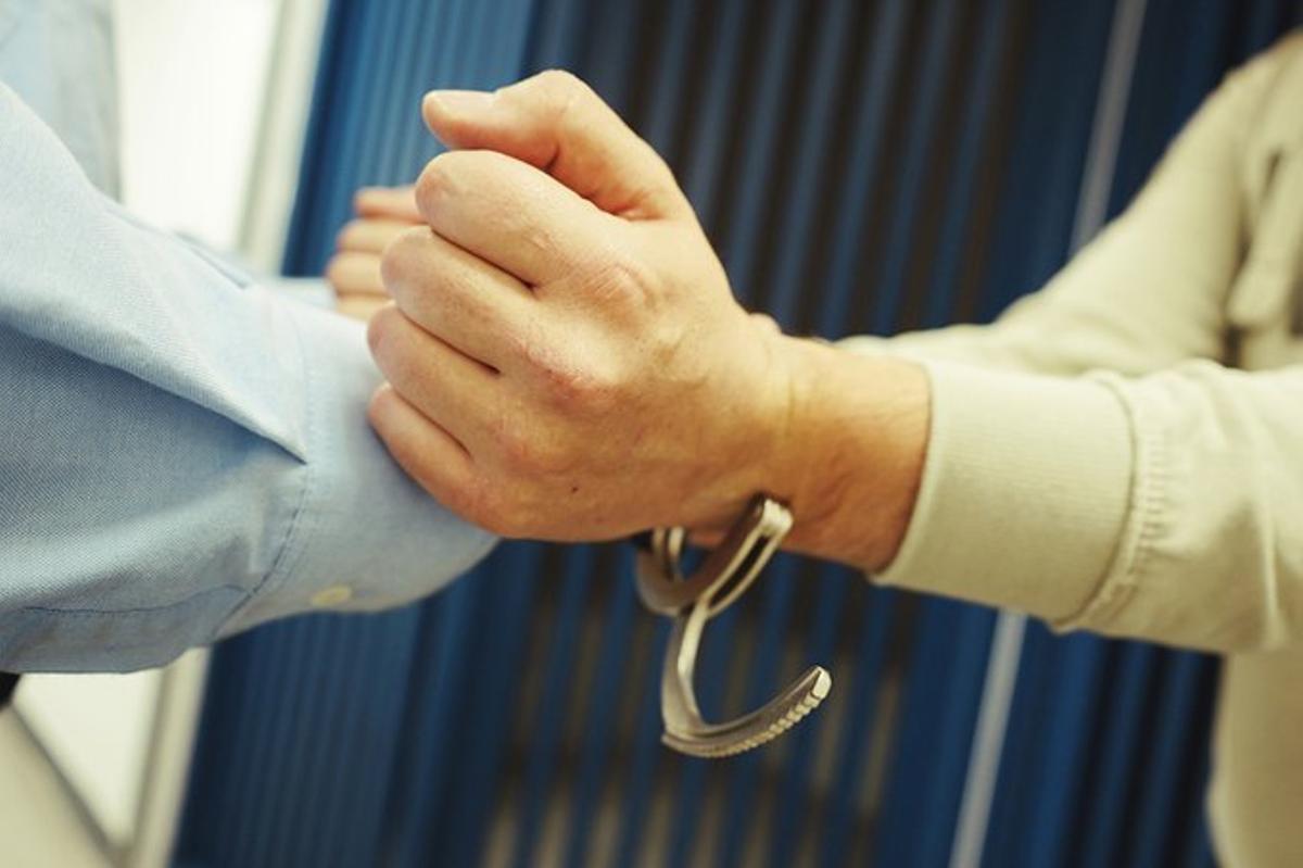 Detingut per robar persones quan anaven a ingressar diners al banc