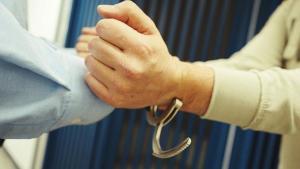 Detingut per robar persones quan anaven a ingressar diners al banc