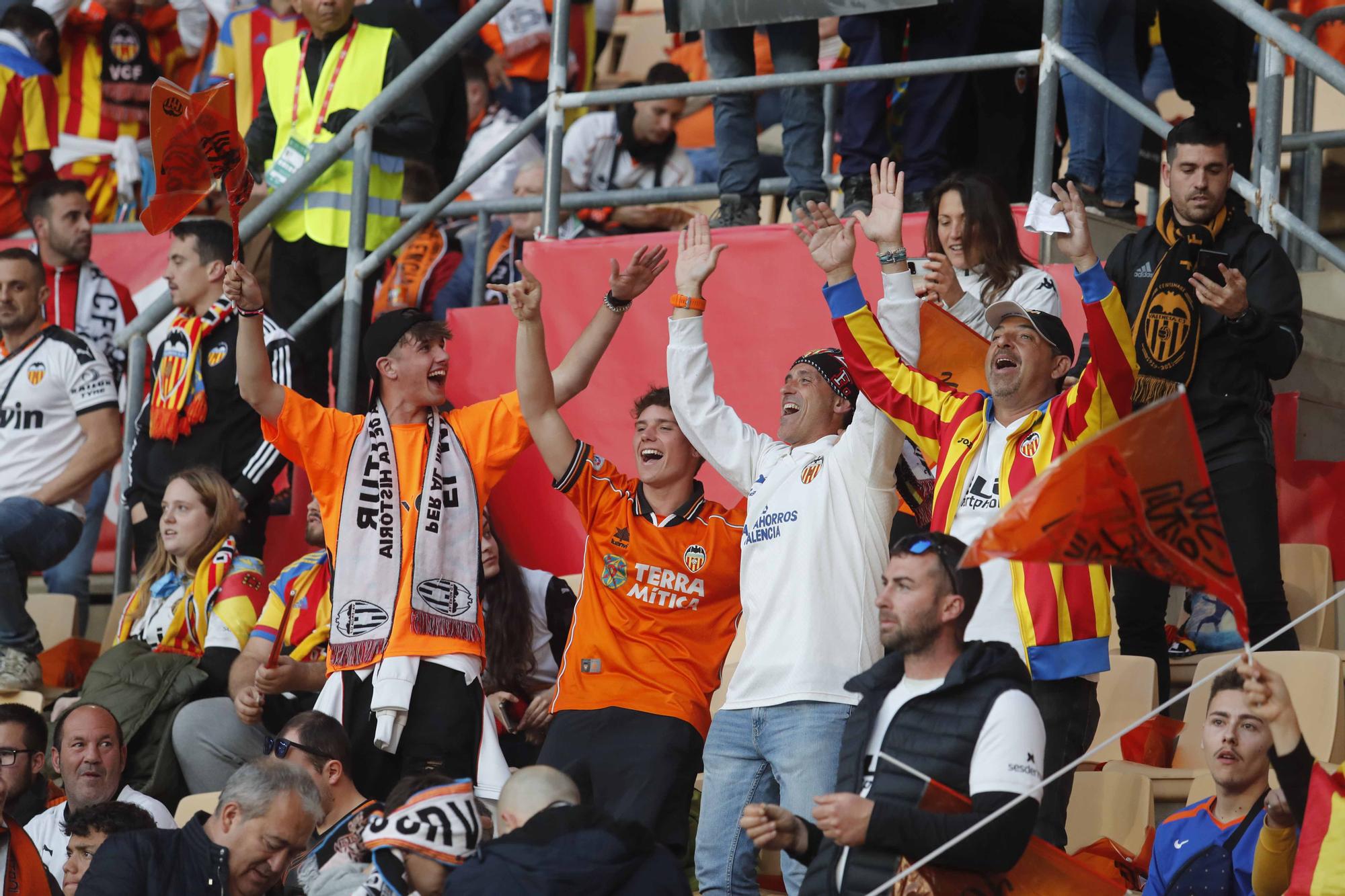 La afición valencianista llena de color el estadio de la Cartuja