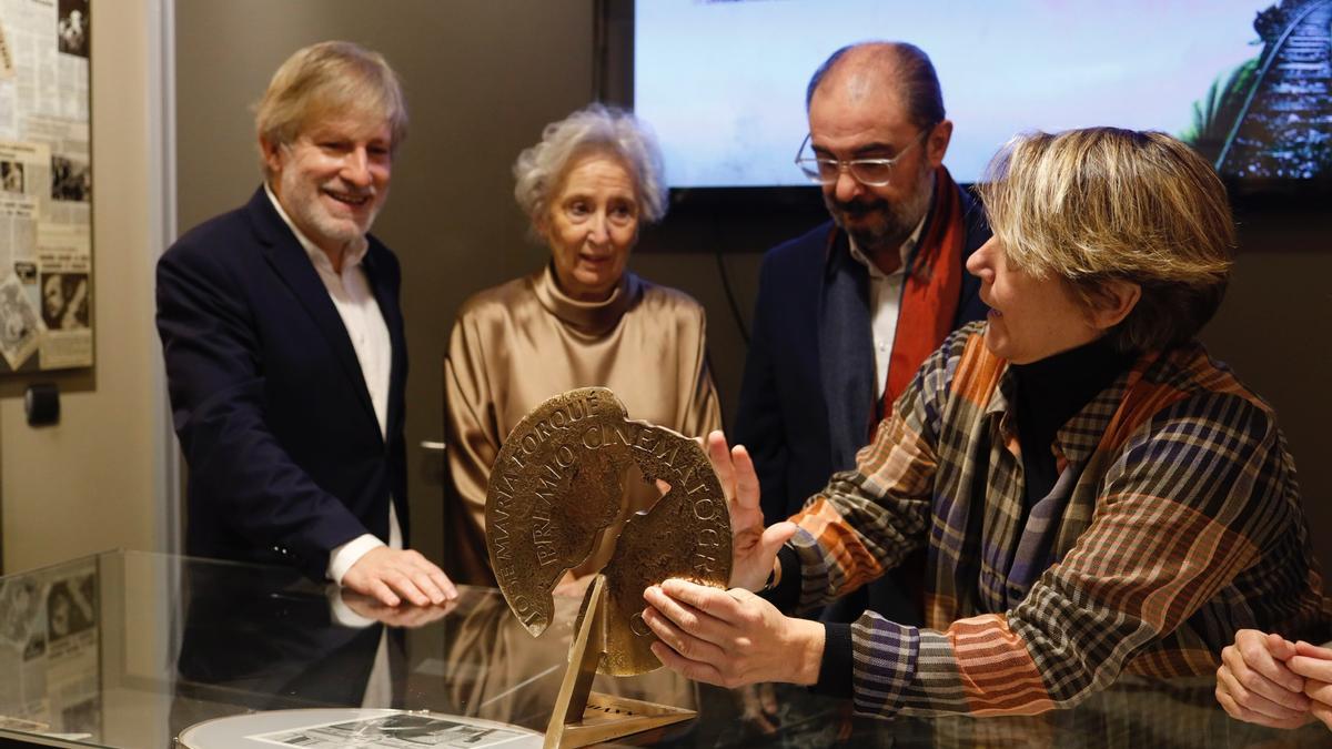 Gaizka Urresti, Juana de Grandes, Javier Lambán y Paula Labordeta, con el premio Forqué obtenido el pasado sábado.