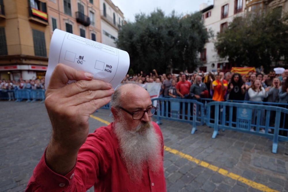 Manifestación en la plaza de Cort contra la "represión" policial en el referéndum de Cataluña