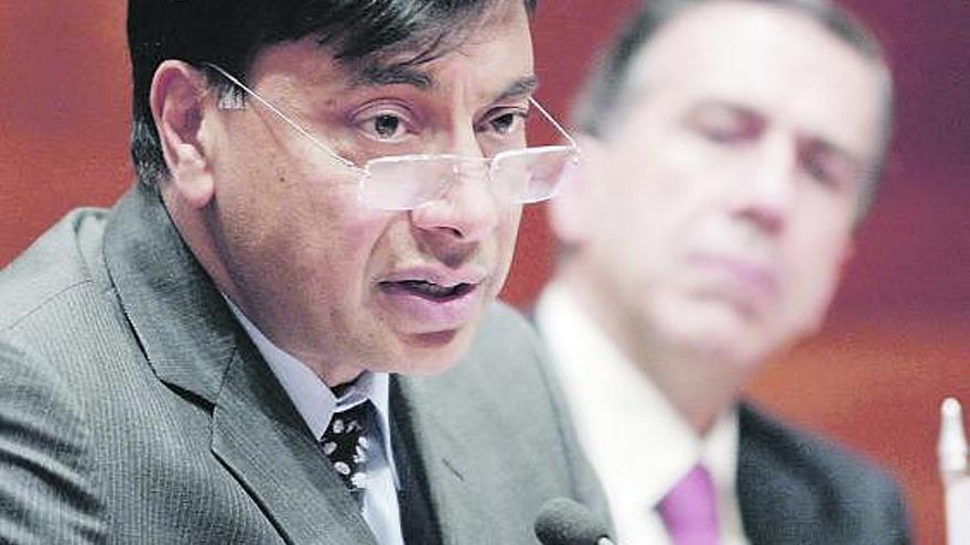 Lakshmi Mittal y Gonzalo Urquijo, al fondo, en una imagen de archivo.