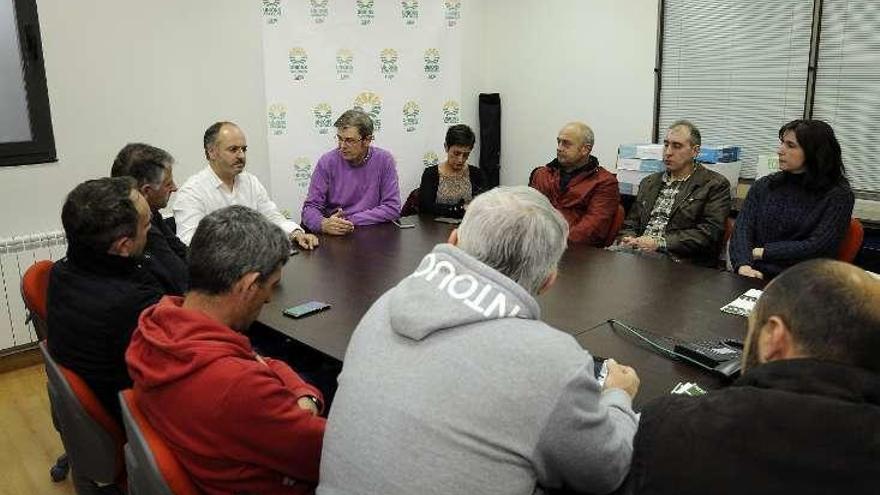 Reunión entre Regades y miembros de UU AA. // Bernabé/Javier Lalín