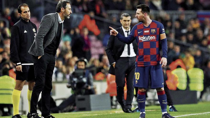 Vicente Moreno discute con Leo Messi en un lance del encuentro.